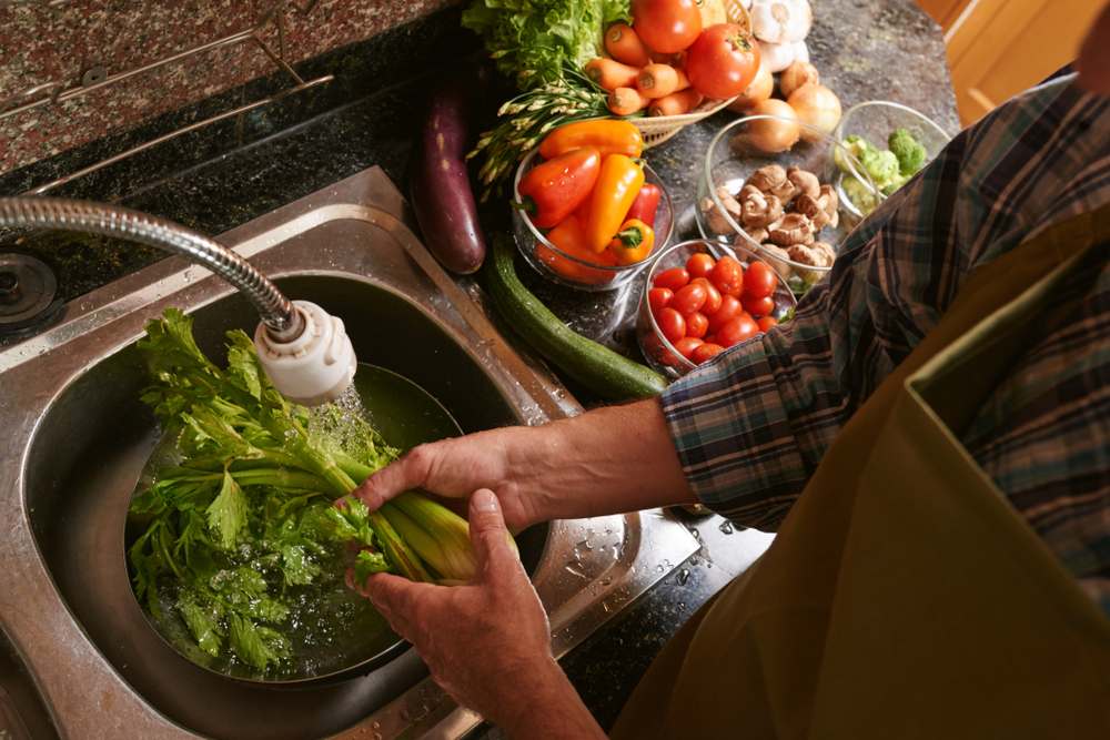 vegetais e legumes sendo lavados por humano para evitar taxoplasmose