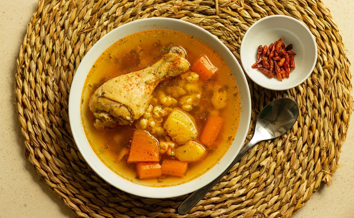 Caldo de pollo sobre un mantel. Foto: Pexels/Istvan Szabo