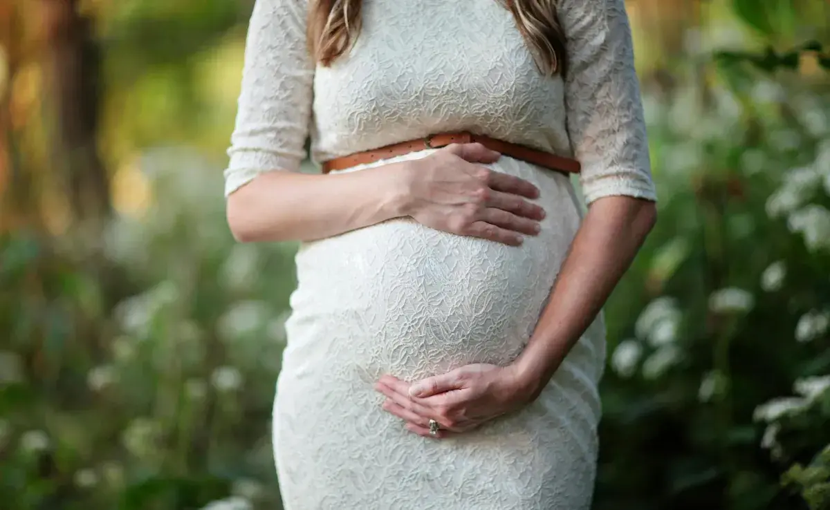 Mujer embarazada con las manos en el vientre. Foto: Pexels/Leah Newhouse