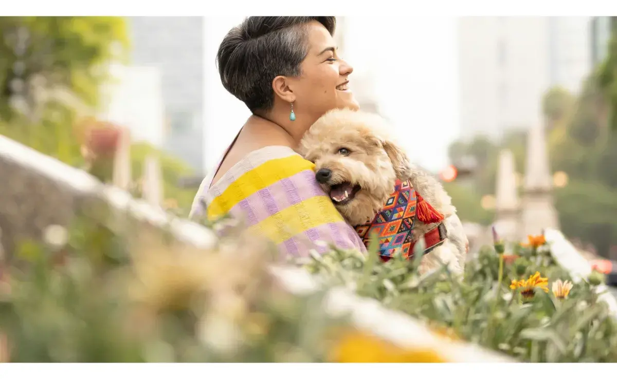 Mujer abrazando a su perro. Foto: Pexels/Ismael Jiménez Barcenas