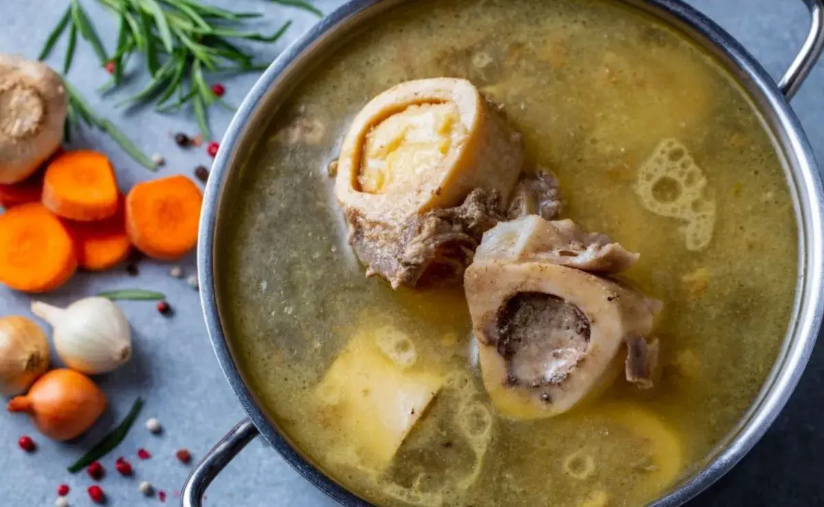 El caldo de hueso está lleno de nutrientes esenciales.