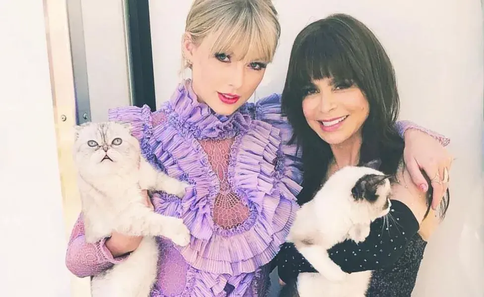 aplicar regraEstos son los adorables gatos de Taylor Swift Taylor-swift-cargando-dos-de-sus-gatos