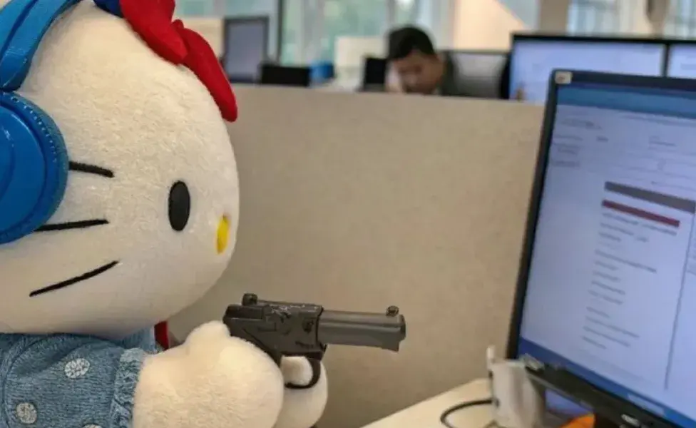 Hello Kitty durante su jornada laboral. 