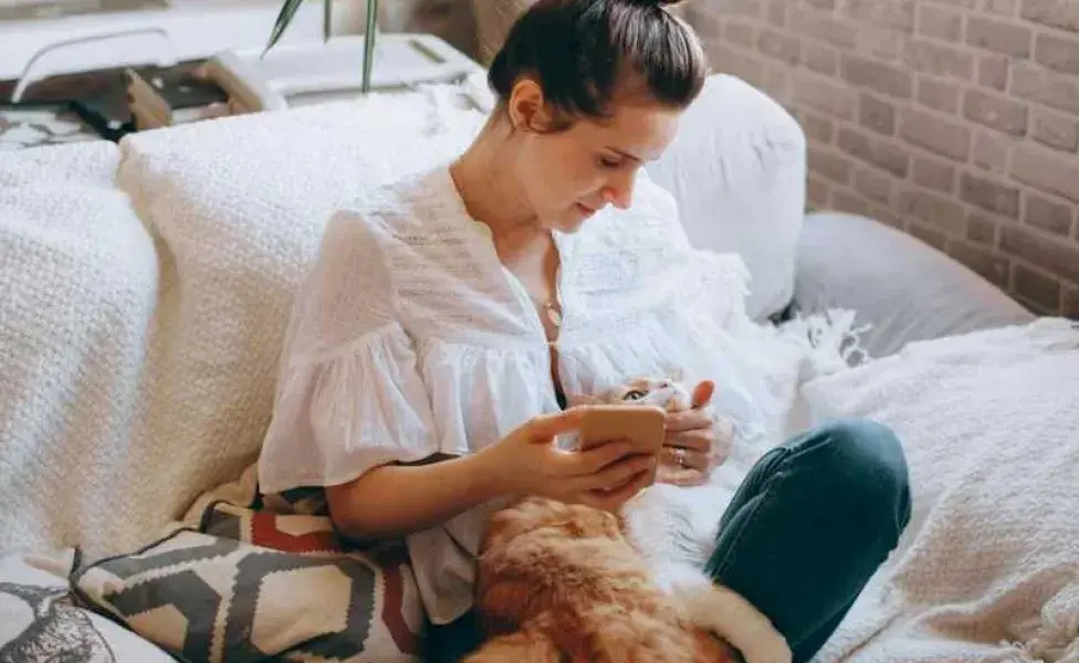 mujer acariciando a su gato. Foto: Pexels/ Helena Lopes