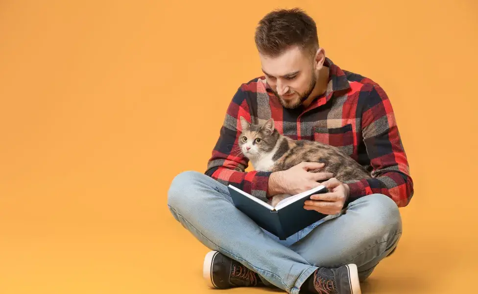 Un libro basado en estudios científicos que ayuda a entender el comportamiento de los gatos