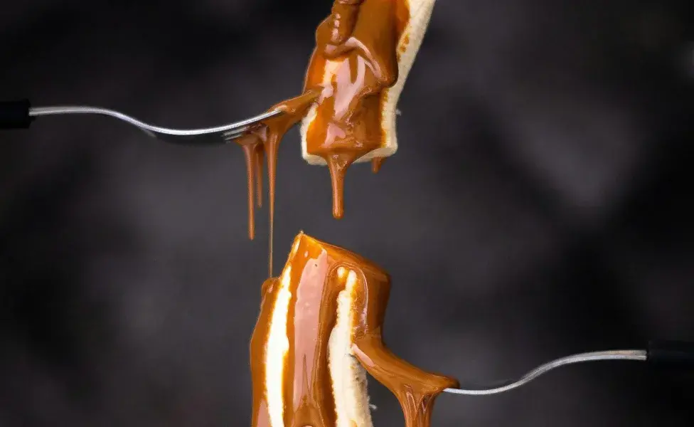 El dulce de leche es un alimento que no debes darle a tu gato.