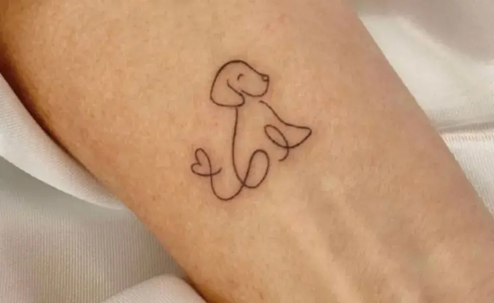 Este tipo de tatuaje se centra en la forma general del perro sin detalles complejos