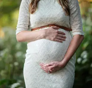 Mujer embarazada con las manos en el vientre. Foto: Pexels/Leah Newhouse