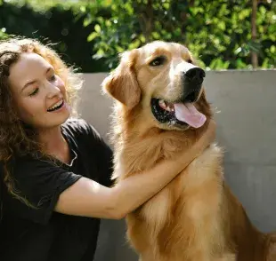 Mujer con un perro Golden. Foto: Pexels/Blue Bird