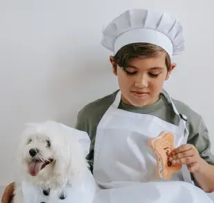 La calabaza es rica en fibra y beta-carotenos, además de ser excelente para la digestión canina. 